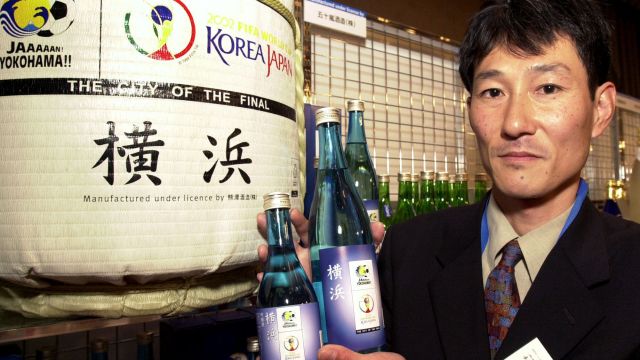 Pijte více saké a podpořte ekonomiku, apeluje Japonsko na mladé lidi